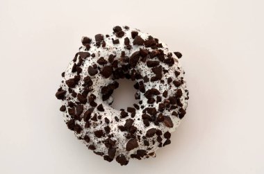 Beyaz kremalı ve çikolata soslu iştah açıcı donut.
