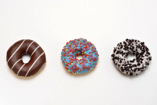 Bunte Donuts Auf Weißem Hintergrund Gruppe Von Objekten — Stockfoto