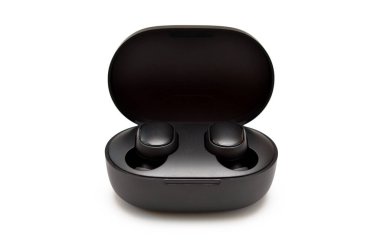 Kablosuz kulaklıklı kutu beyaz arkaplanda izole edilmiş.