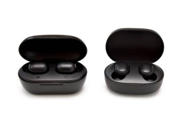 Beyaz arka planda izole edilmiş iki kutu yeni kablosuz kulaklık.