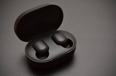 Siyah arkaplanda kablosuz kulaklıklı kutuyu aç