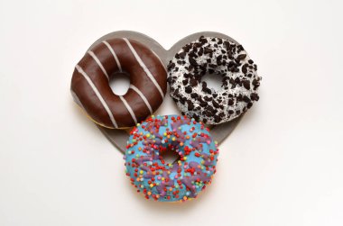 Beyaz arkaplanda renkli çörekler, nesneler grubu