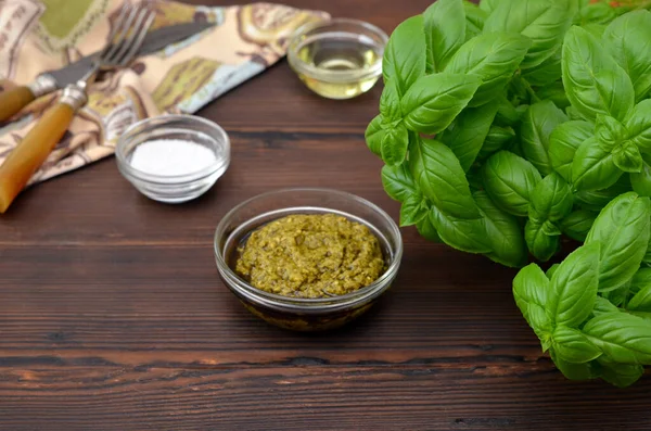 Kemangi Segar Dan Saus Pesto Berdampingan Meja Kayu — Stok Foto