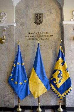 Üç bayrak, Avrupa Birliği bayrağı, Ukrayna bayrağı ve Lviv arması.