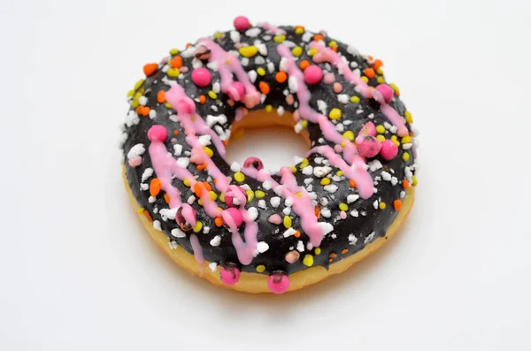 Geglazuurde Donut Met Kleurrijke Hagelslag Close Een Witte Achtergrond — Stockfoto