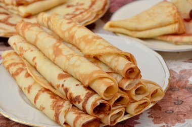 Beyaz bir tabak krep yığını