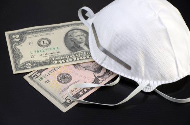 Siyah arka planda koruyucu maske ve dolar 