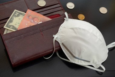 Paralı koruyucu yüz maskesi ve cüzdanı.