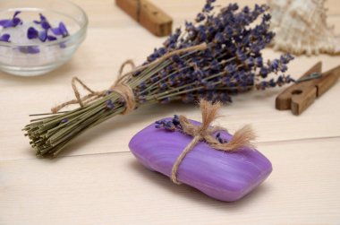 Masada lavanta çiçekleri ve sabun 