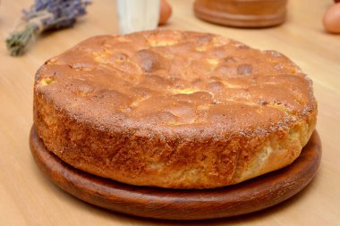 Lezzetli bir elmalı turtanın kapağını kapat.