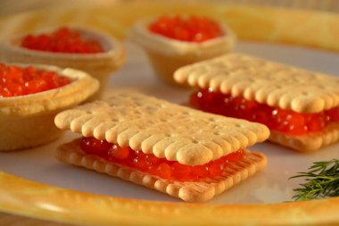 Havyarlı lezzetli sandviçler. 