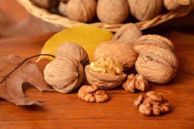 ahşap arka planda cevizler