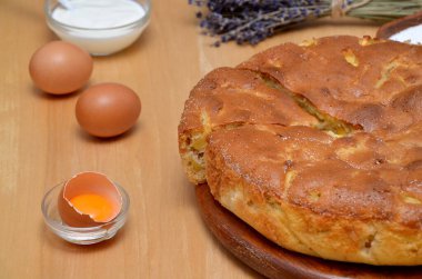 Ev yapımı elmalı turta, malzemeli ve lavantalı. 