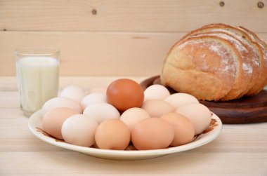 Taze ekmek ve yumurtalı süt, tahtadan masada kahvaltı.