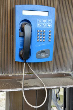 Sokaktaki eski telefon.