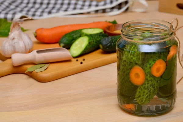 Sayuran Segar Dalam Botol Kaca Atas Meja Kayu — Stok Foto