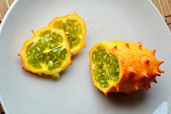 Fruta Kiwano Madura Fresca Plato Blanco — Foto de Stock