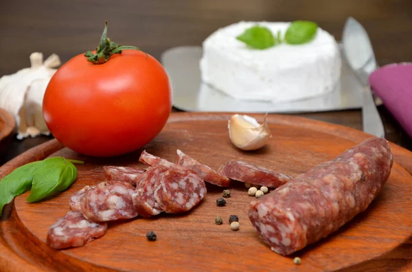Sausage Tomato Basil Wooden Board — Stock Photo, Image