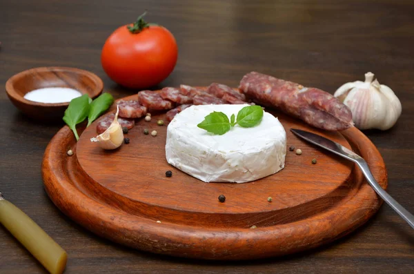 Queso Salchicha Con Tomate Albahaca Sobre Tabla Madera — Foto de Stock