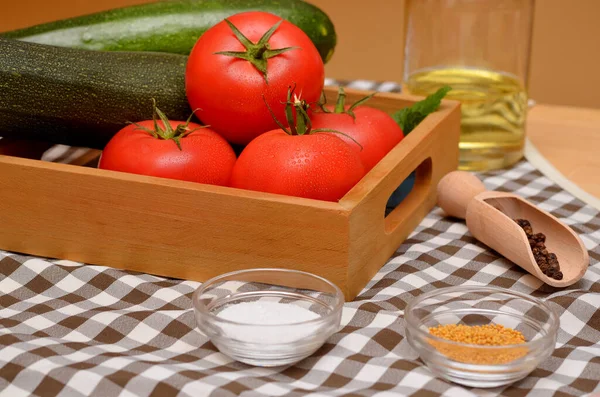 台所のテーブルの上の板の上の新鮮な野菜 — ストック写真