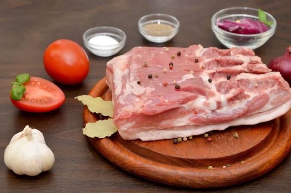 Carne Cruda Con Verduras Especias Sobre Fondo Madera —  Fotos de Stock