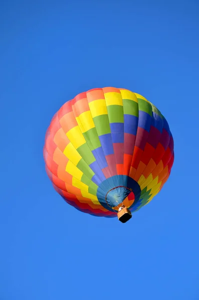 Πολύχρωμο Αερόστατο Θερμού Αέρα Μπλε Ουρανό — Φωτογραφία Αρχείου