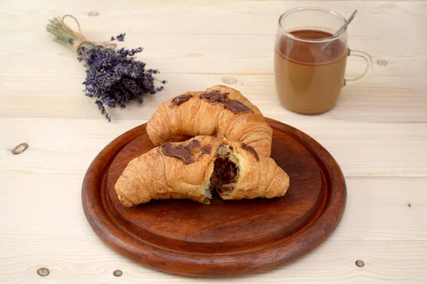 Frische Croissants Mit Schokolade Und Kaffee Auf Holzbrett — Stockfoto