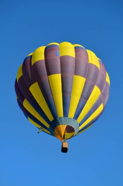 Sıcak hava balonu gökyüzünde