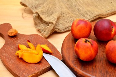 ahşap masa üzerinde taze olgun şeftali