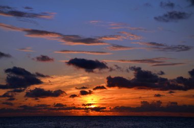 Denizin üzerinde güzel bir gün batımı