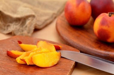 ahşap masa üzerinde taze olgun şeftali