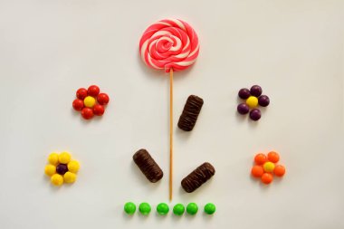 Beyaz arkaplanda renkli şekerler