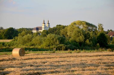 Kırsal kesimdeki kilisenin manzarası