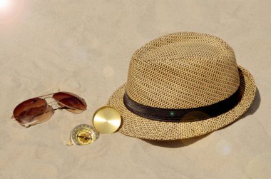 Kumsalda şapka ve güneş gözlüğü.