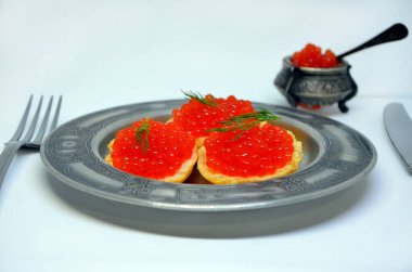 Kırmızı havyar atıştırmalıkları yakın.