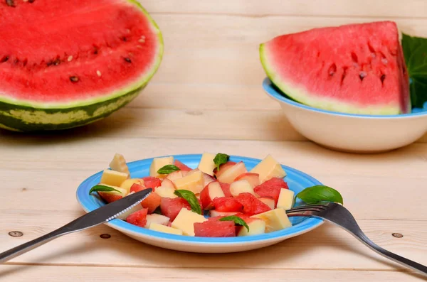 Frische Scheiben Geschnittene Wassermelone Auf Einem Teller — Stockfoto