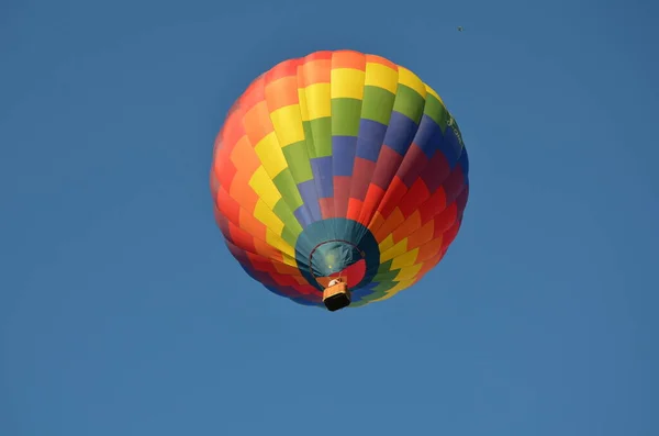 Färgrik Varmluftsballong Himlen — Stockfoto