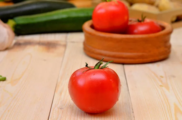 Tomates Vegetales Frescos Sobre Fondo Madera — Foto de Stock