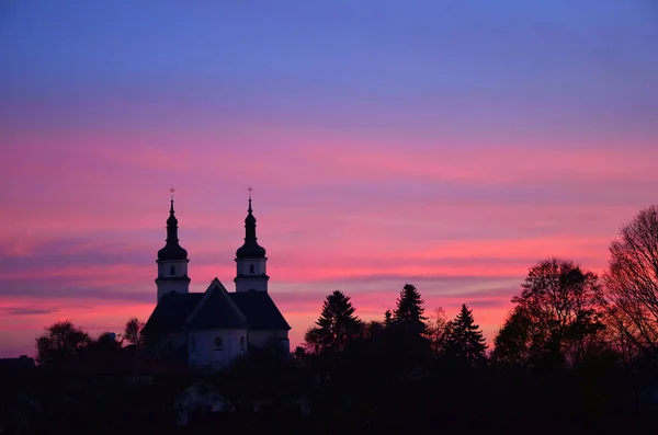 街の教会の日没 — ストック写真