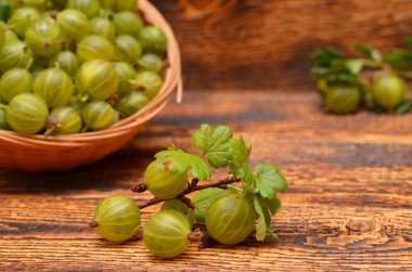 Tahta arka planda bir kasede taze bektaşi üzümü.