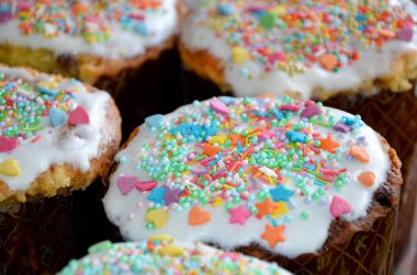 Buzlu ve şekerli paskalya pastaları.