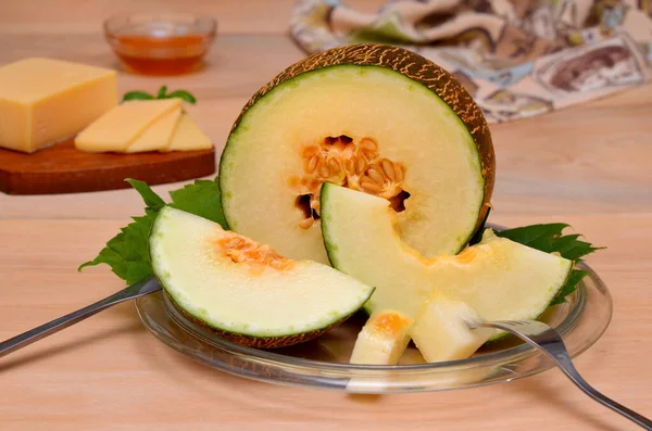 sliced melon with slices of kiwi and lemon