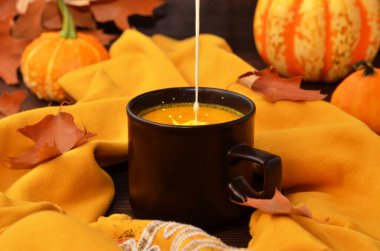 Süt bardağa dökülür sıcak sonbahar içeceği