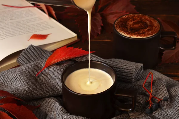 Süt bardağa doluyor. Güzel sonbahar durgun hayatı.