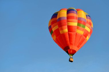 Sıcak hava balonu gökyüzünde