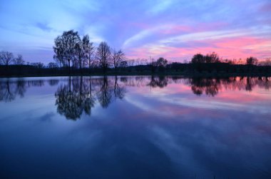 Gölün üzerinde güzel bir gün batımı