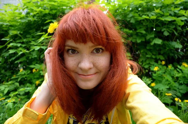 美丽的红头发女子 黄头发 在公园的相机前微笑着 — 图库照片