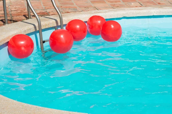 Bolas Inflables Rojas Brillantes Flotan Superficie Del Agua Del Laurel —  Fotos de Stock