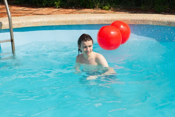 Хлопець Купається Розпилювачі Поруч Надувними Кульками Блакитній Воді Басейну Сонці — стокове фото