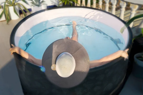 Woman Hat Bathes Small Mini Pool Jacuzzi Blue Water Roof — 스톡 사진